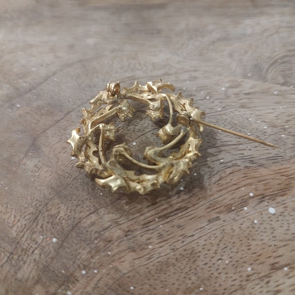 Vintage Gold Metal  & Pearl Wreath Pin Holiday Grandma Core Formal Gift Whimsy - Picture 4 of 5